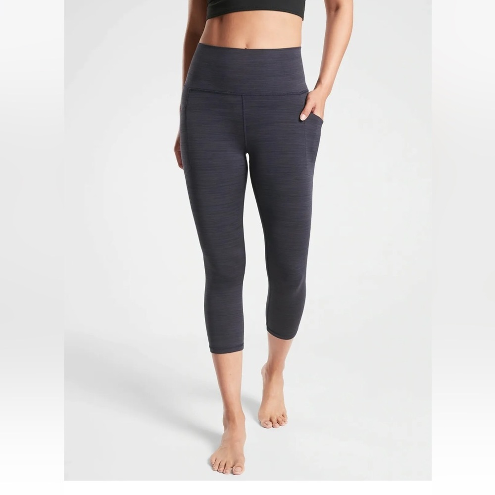 Athleta salutation ll Capri size XS space dye blue